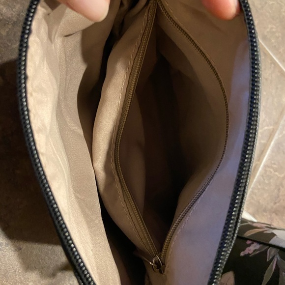 Floral tote with inner removable wallet - Picture 5 of 7